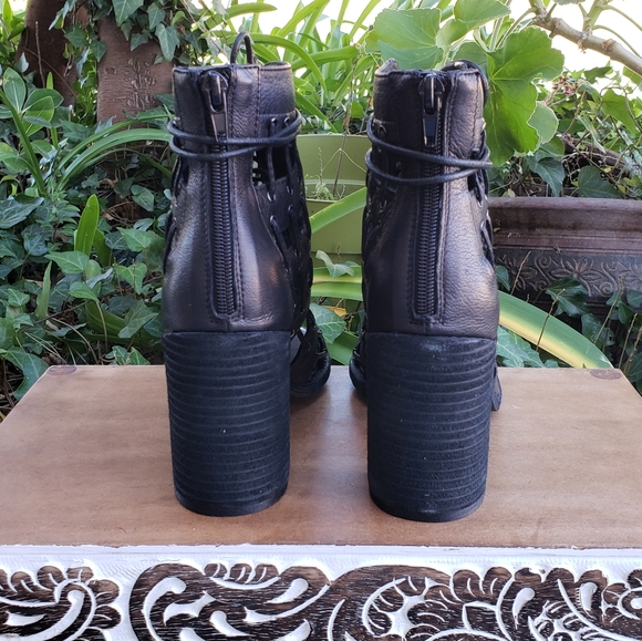 Edgy Cool Steve Madden Black Leather Caged Sandals - Picture 5 of 7